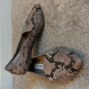 Steve Madden Flats, size 6, never worn, beige snake skin pattern